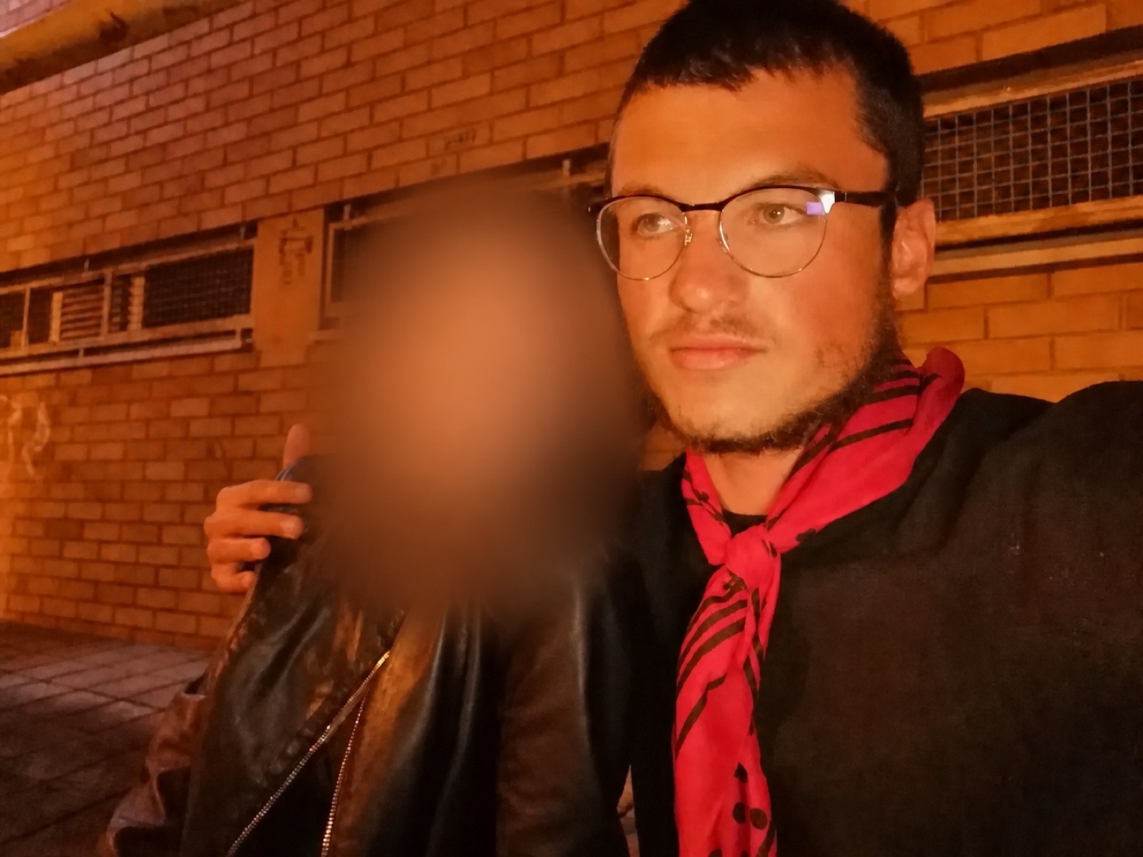 Allan à Porto en 2019 avec une femme dont le visage est fortement anonymisé