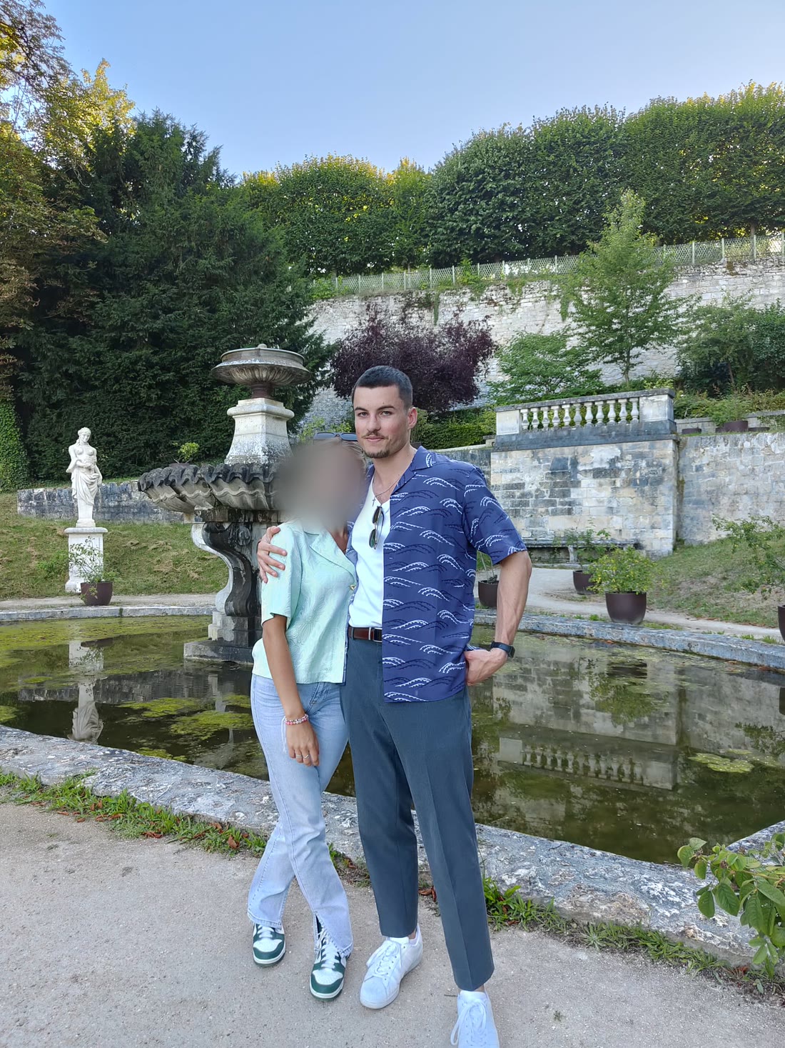 Allan avec une femme lors d'un rendez-vous dans un parc