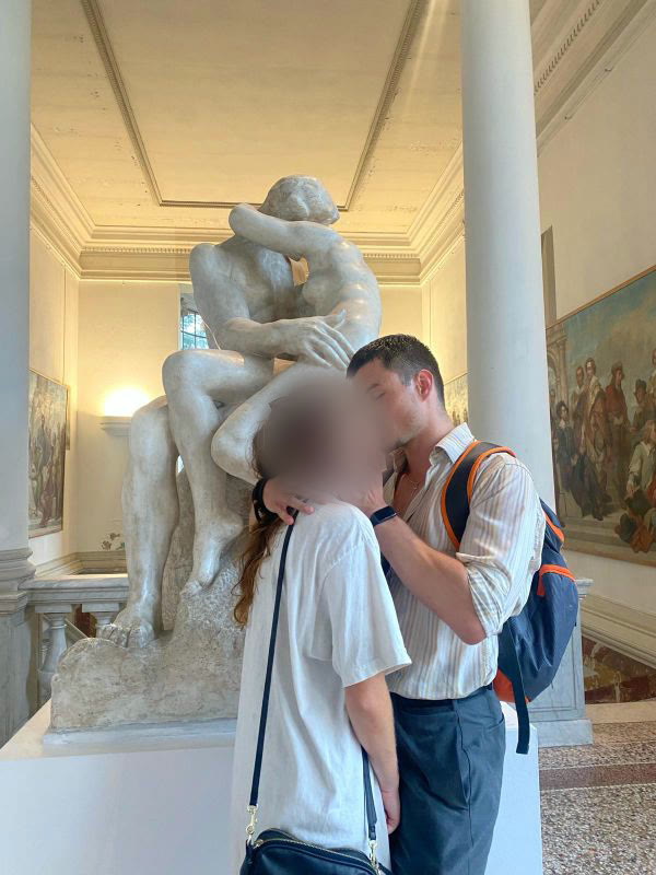 Allan dans un musée avec une femme rencontrée dans la rue