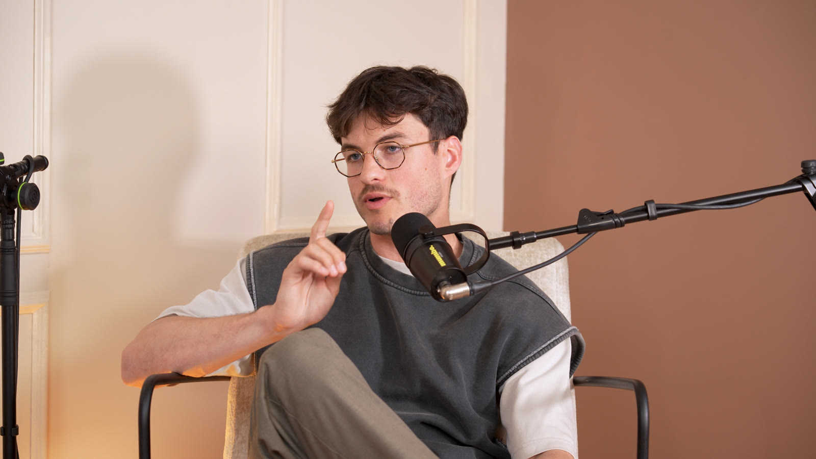 Allan pendant le podcast numéro un, en train d'expliquer un point précis